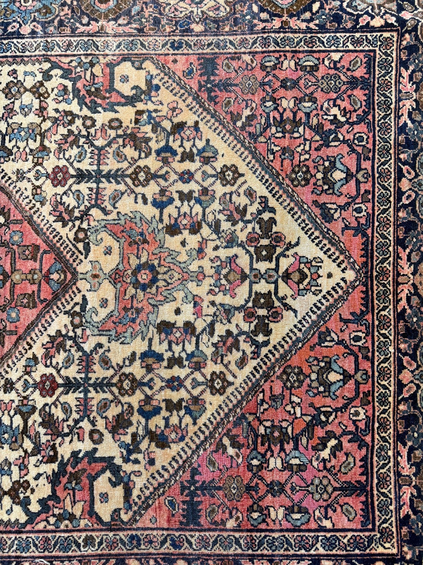 Farahan 3’11x6’2